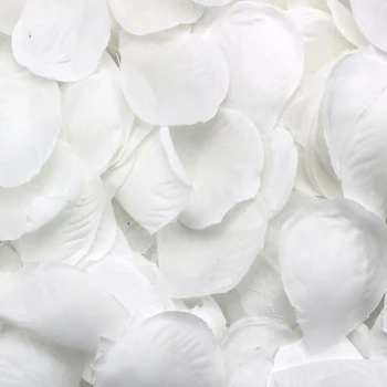 4000 лепестков роз, разбросанных по белому украшению свадебной вечеринки