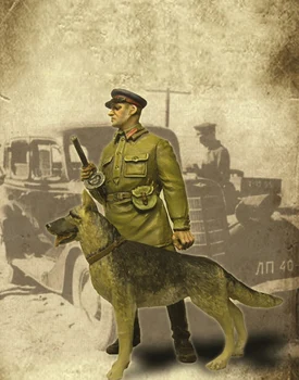 Фигурка из неокрашенной смолы в масштабе 1/35 советского офицера с собакой